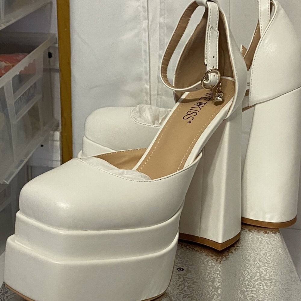 Wet Kiss white platform 5.5" high heel shoe new size 8